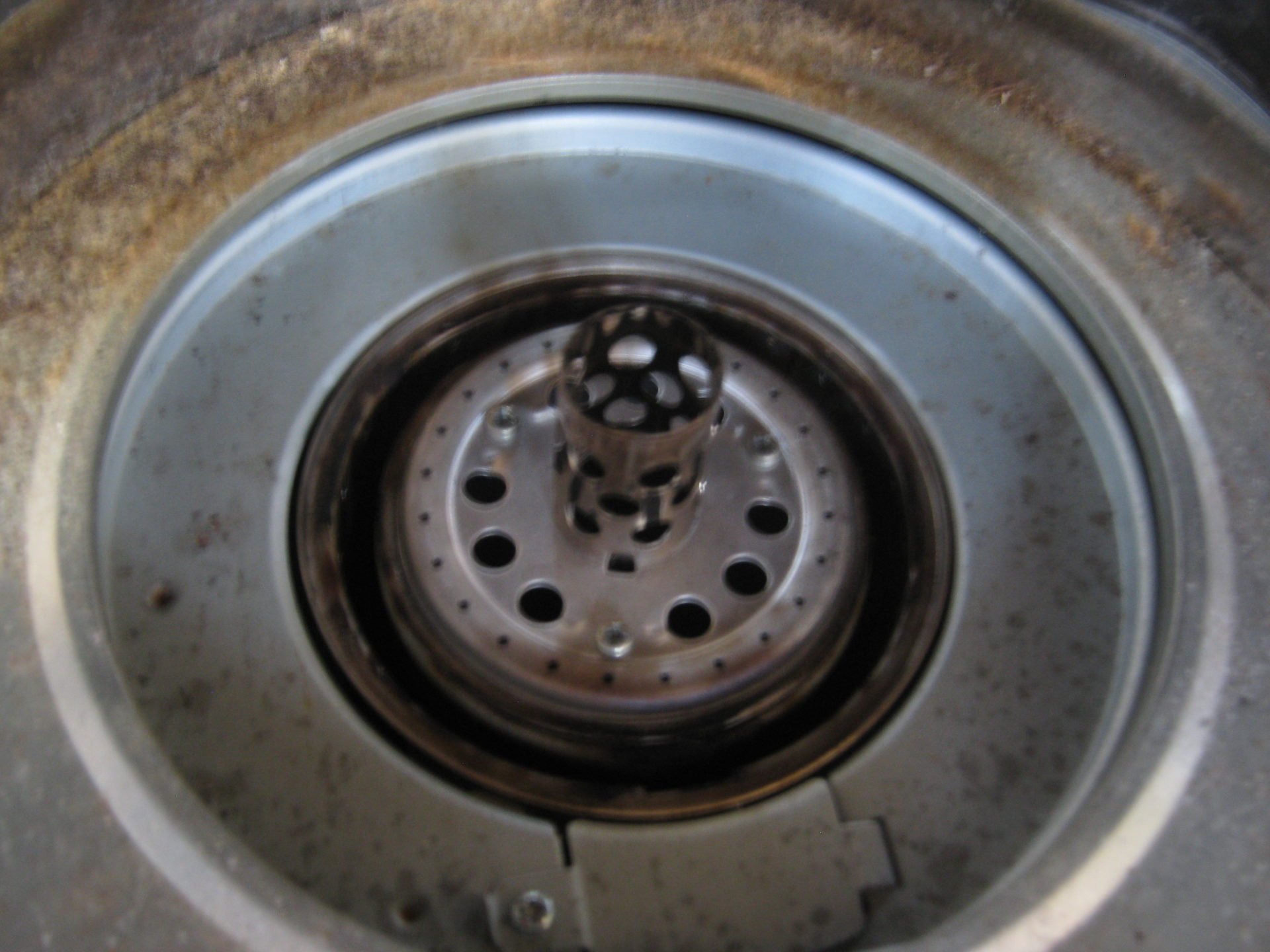 コロナ 石油ストーブ の 芯案内筒 案内筒リング の タール を 雑巾で拭き除去 掃除します。 固くこびり付いてとれないタールは マイナスドライバーで削り取ります。