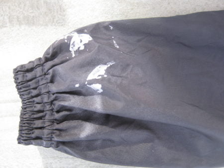手と袖が塗料で汚れるので使い捨て手袋と腕カバーがお勧めです。