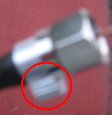 同軸ケーブルのリングをマイナスドライバーで広げペンチで引き抜いたら 網組み銅線 がボロボロになってしまいました。
