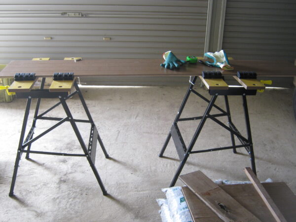 長い板を丸ノコで切るには、作業台を2個並べます。
