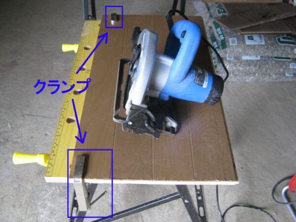 短い板を丸ノコで切るには、1つの作業台に板をクランプで2カ所固定します。