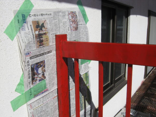 壁に塗料が付かないように新聞紙を養生テープで固定しました。