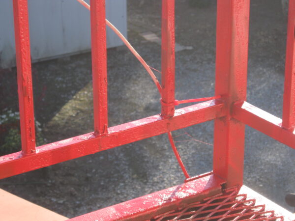 ベランダの手すりをサビの上から直接塗れる鉄用スプレーで塗装しました。