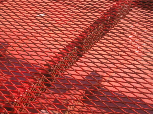 ベランダの網の部分もサビの上から直接塗れる鉄用スプレーで塗装しました。